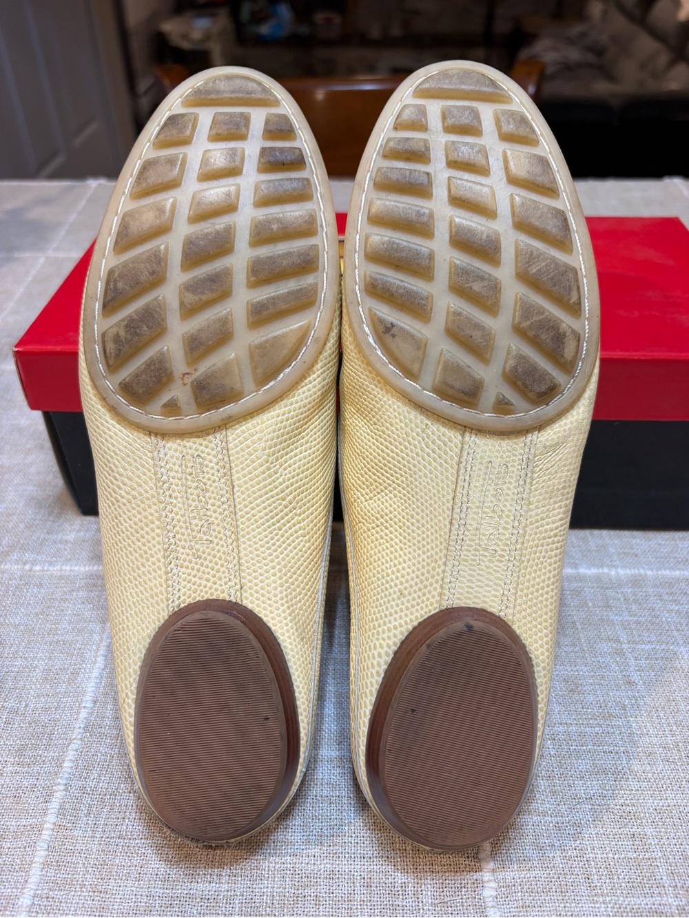 Talbots Classic Women’s Slip-On Loafers in Pale Yellow size 8 medium - Picture 5 of 9